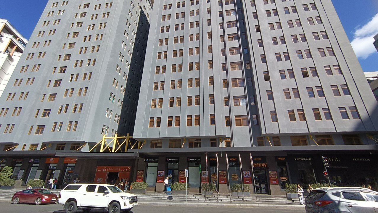 Hun Edu Group loqosu və ofis girişi
